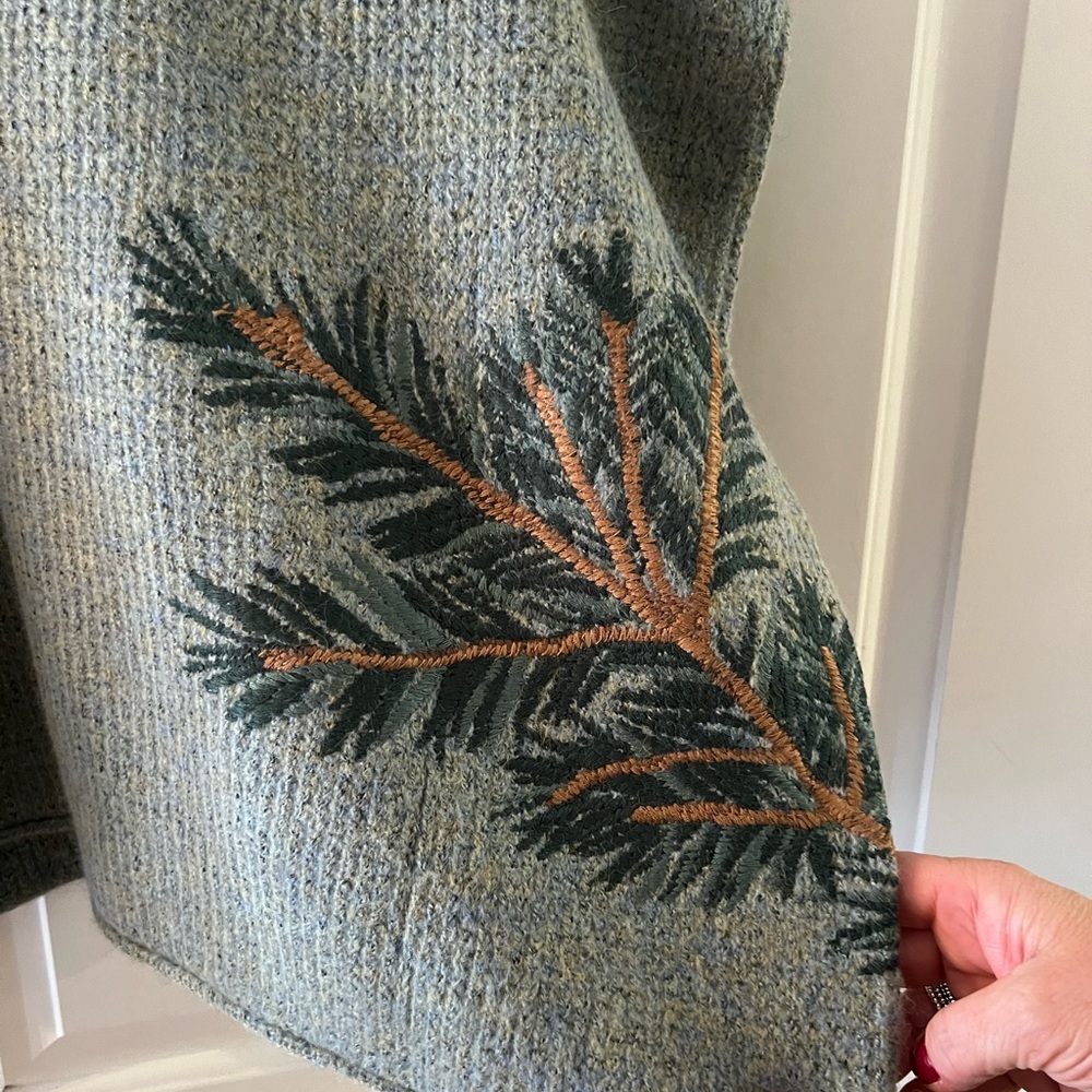 Coldwater Creek beautiful green Sweater with Pine Tree Motif - Picture 3 of 7